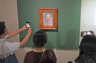 メディア内覧会で、名作「自画像」を鑑賞する来館者たち＝１９日午後、神戸市中央区、神戸市立博物館（撮影・丸山桃奈）