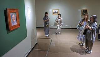 メディア内覧会で、名作「自画像」を鑑賞する来館者たち＝１９日午後、神戸市中央区、神戸市立博物館（撮影・丸山桃奈）