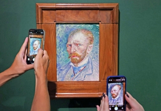 メディア内覧会で公開された名作「自画像」＝１９日午後、神戸市中央区、神戸市立博物館（撮影・丸山桃奈）