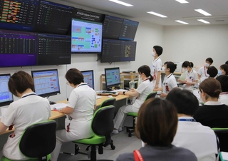 さまざまなデータを画面に映し出し、病床調整する看護師ら＝神戸市中央区港島南町２、神戸市立医療センター中央市民病院