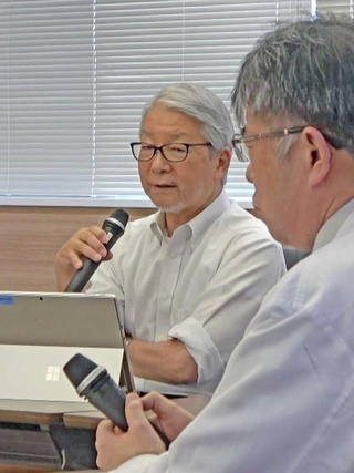 救急部門の報告を聞き、意見を言う木原康樹院長（左）＝神戸市中央区港島南町２、神戸市立医療センター中央市民病院