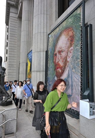 大ゴッホ展が開幕し、会場へ入る来館者たち＝２０日午前、神戸市中央区京町、神戸市立博物館（撮影・大田将之）