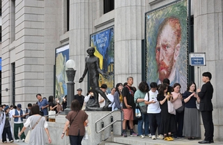 大ゴッホ展が開幕日を迎え、朝から列をつくる来館者たち＝２０日午前、神戸市中央区京町、神戸市立博物館（撮影・大田将之）
