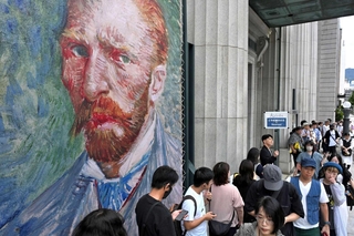 大ゴッホ展が開幕日を迎え、朝から列を作る来館者たち＝２０日午前、神戸市中央区京町、神戸市立博物館（撮影・大田将之）