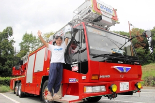 デコトラに改造したはしご車で日本一周を達成した片岡憲彦さん＝三木市