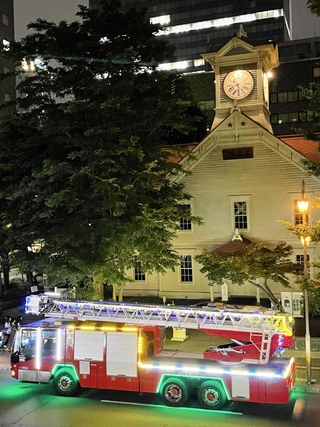 札幌市、時計台の前で
