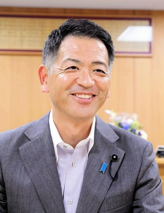 第１２８代兵庫県議会議長に就任した山口晋平さん＝県議会