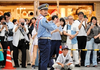 スイングを披露するＴ－岡田さん。現役時代は本塁打王にも輝いた＝デュオこうべ
