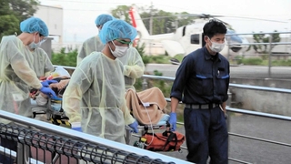 ドクターヘリで運ばれてきた患者を運び入れる病院スタッフら＝加古川市神野町神野、加古川医療センター