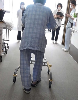 廊下でリハビリに励む入院患者。医師らが症状の変化を評価する＝加古川市神野町神野、加古川医療センター