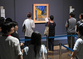 代表作「夜のカフェテラス」を間近に見ようと列をつくって鑑賞する人ら＝２０日午前、神戸市立博物館（撮影・大田将之）