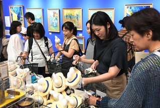 ミッフィーとのコラボ商品などもあり、グッズ売り場も盛況＝２０日午前、神戸市立博物館（撮影・大田将之） 