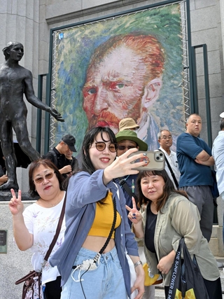 大ゴッホ展の会場前で記念撮影する来館者たち＝２０日午前、神戸市立博物館（撮影・大田将之）