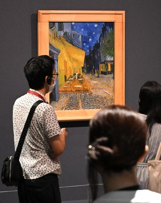 代表作「夜のカフェテラス」を間近で鑑賞する人たち＝２０日午前、神戸市立博物館（撮影・大田将之）
