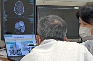 がん患者に病状や治療法を丁寧に説明する辻野佳世子放射線治療科長（右）＝明石市北王子町、がんセンター