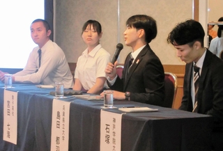 記憶の継承などについて意見を交わす大学生や高校生＝神戸ポートピアホテル