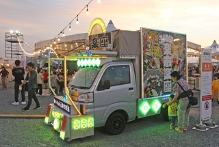 電飾された車両展示や飲食ブースなどが並ぶ会場＝尼崎市船出