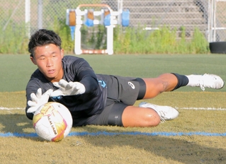 流通科学大学のサッカー部でプレーする則末遼斗選手。デフサッカー日本代表でもある＝神戸市西区学園西町３
