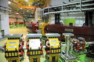 巨大な施設の内部は工場のようだった＝たつの市新宮町光都１、粒子線医療センター