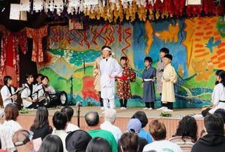 オリジナル神楽「但東さいさい」を披露する地元の子どもたち＝豊岡市但東町唐川