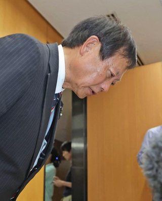 政務活動費の不適切使用で辞職願を出した松井重樹県議。会見で釈明し、頭を下げる＝２３日午後、兵庫県庁（撮影・笠原次郎）