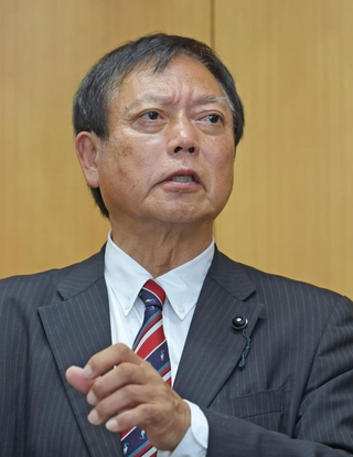 政務活動費の虚偽の申請について説明する松井重樹県議＝２３日午後、兵庫県庁（撮影・笠原次郎）