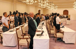 松井重樹県議の辞職願を賛成多数で許可した兵庫県議会本会議＝２４日午前、神戸市中央区下山手通４