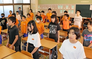「光る海の城」を歌う港島学園６年生の児童。学校で４５年近く歌い継がれている＝神戸市中央区港島中町３