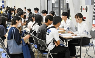 現役学生から話を直接聞くコーナーに、多くの中高生や保護者が詰めかけた＝神戸市中央区浜辺通５