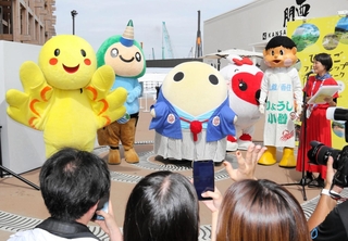 兵庫や新潟県、京都府などのキャラクターが記念撮影に応じた「ひょうごフレンドシップウィーク」＝大阪市此花区の夢洲