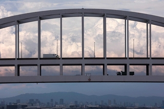 夏の雲を背景に架かる六甲アイランド大橋のアーチ＝神戸市東灘区の六甲大橋から