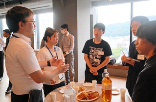 企業担当者と大学生らが交流した「Ｍラボ」の会合＝神戸市中央区加納町４、アンカー神戸
