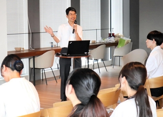 大学生らに企業の魅力を話す担当者＝神戸市中央区加納町４、アンカー神戸