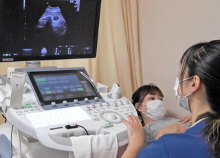 妊婦の腹部にエコーを当てながら西野由香里医長は「元気そうね。頭ここにおるね」と優しく語りかけた＝洲本市塩屋１、淡路医療センター