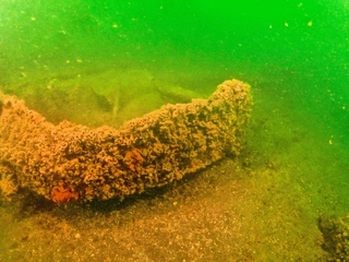 漁礁になった神戸市電の車両の一部＝９月撮影（宮道成彦さん提供）