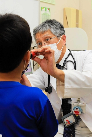 診察をする小児科医＝豊岡市戸牧、公立豊岡病院