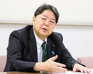 防災対策などテーマごとに政策を語る林芳正官房長官＝国会記者会館