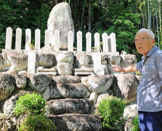 戦没者慰霊碑について「昔のような手入れができなくなった」と話す広瀬陸洋さん＝加古川市志方町西中