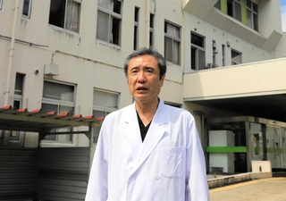 病床をなくす方針が示されたことを説明する吉嶺文俊院長＝新潟県十日町市、新潟県立松代病院