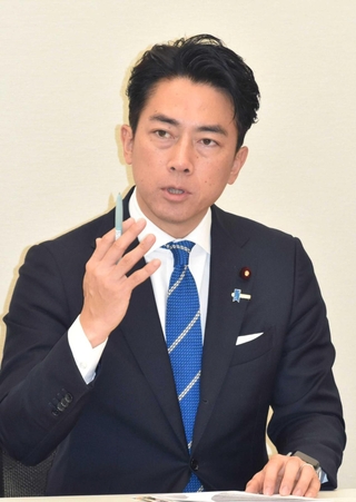 防災や拉致問題などについて質問に答える小泉進次郎農相＝東京・永田町（撮影・名倉あかり）