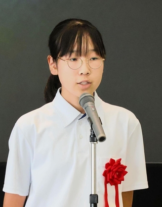 自身の悩みに向き合った経験を発表し、最優秀賞を受賞した片野那知佳さん＝神戸クリスタルタワー