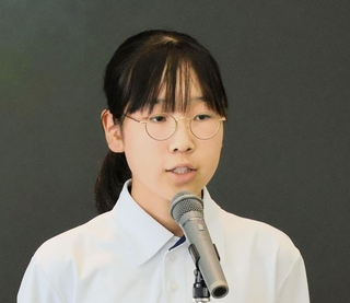 自身の悩みに向き合った経験を発表し、最優秀賞を受賞した片野那知佳さん＝中央区東川崎町１、神戸クリスタルタワー
