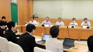 主要４会派が再び継続審議を主張した総務常任委員会＝県庁