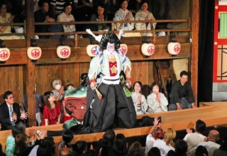 花道に登場した片岡愛之助さん＝出石永楽館