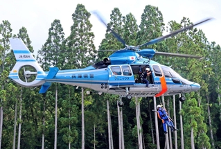 ヘリコプターから降下する警察官ら＝兵庫県猪名川町差組