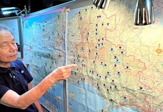 兵庫県内の学童疎開先を地図で示した上野祐一良さん。食糧難の中、多くの児童が親元を離れた＝神戸市兵庫区永沢町４