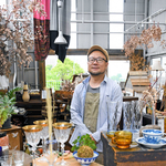 空き工場を改修し、アンティーク商品などが並ぶ店舗を開いた小畦雅史さん＝神戸市長田区長田天神町５