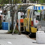 かつて神戸市役所の近くの路上で弁当を販売する風景は日常だった。パーキングメーターがある路上などに車が止められていた＝２０１２年６月、神戸市中央区江戸町（画像の一部を加工しています）