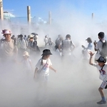 厳しい日差しが照りつける中、ミストを浴びながら元気に駆け回る子どもら＝３１日午後、大阪市此花区の夢洲（撮影・大田将之）