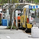 かつて神戸市役所の近くの路上で弁当を販売する風景は日常だった。パーキングメーターがある路上などに車が止められていた＝２０１２年６月、神戸市中央区江戸町（画像の一部を加工しています）